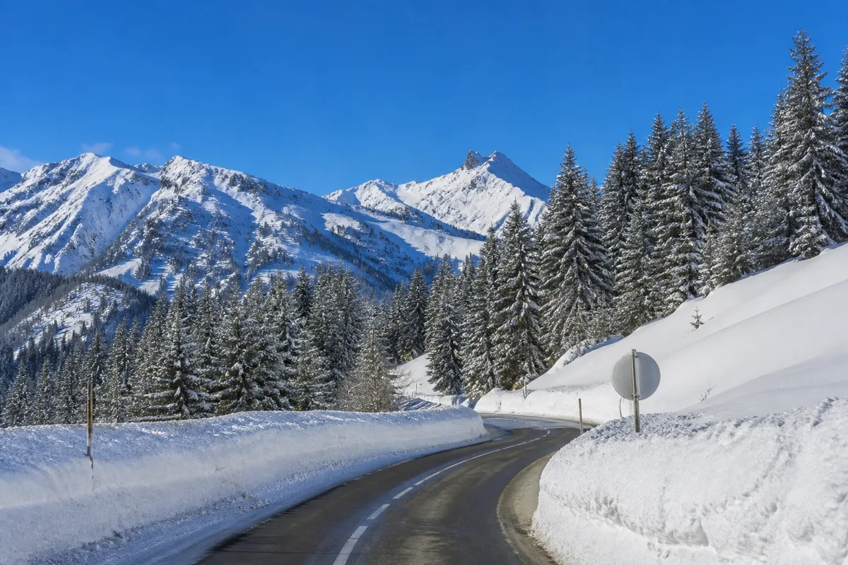Vacances à la montagne : équipement obligatoire sur la route l'hiver, mal d'altitude, enneigement, …